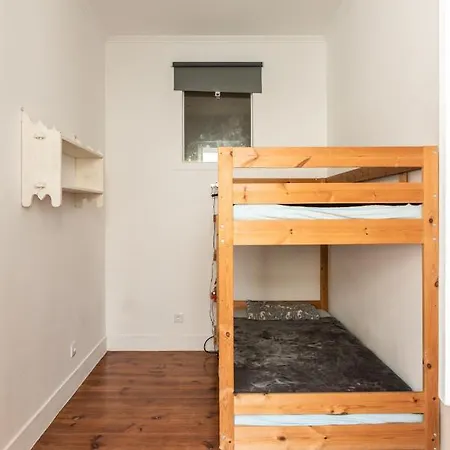 Cozy First Floor Flat Near Almirante Reis *