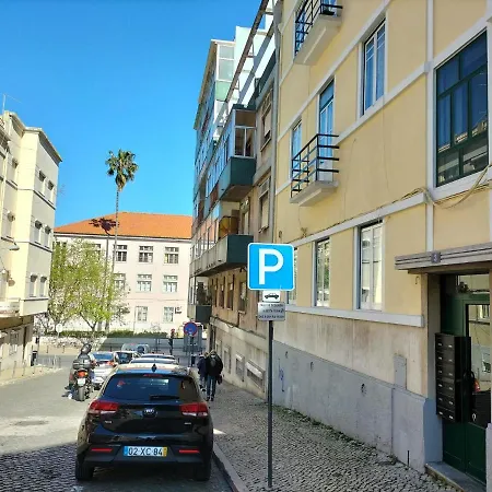 Cozy First Floor Flat Near Almirante Reis *