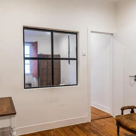 Cozy First Floor Flat Near Almirante Reis Apartment