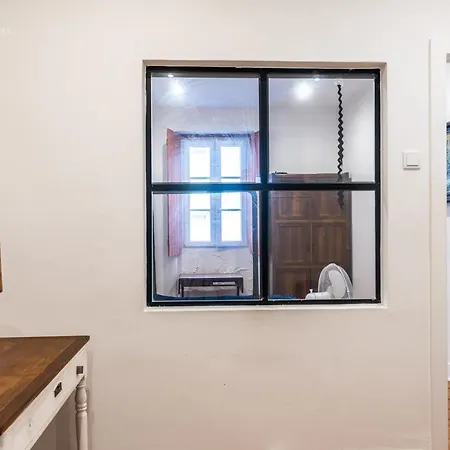 Cozy First Floor Flat Near Almirante Reis Apartment