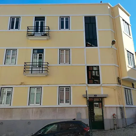 Cozy First Floor Flat Near Almirante Reis *