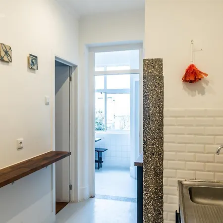 Cozy First Floor Flat Near Almirante Reis *